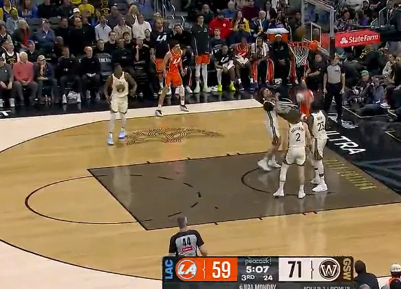 开云网页-加兰连线伦纳德空接没打进，随后加兰自己补篮打进得到7分