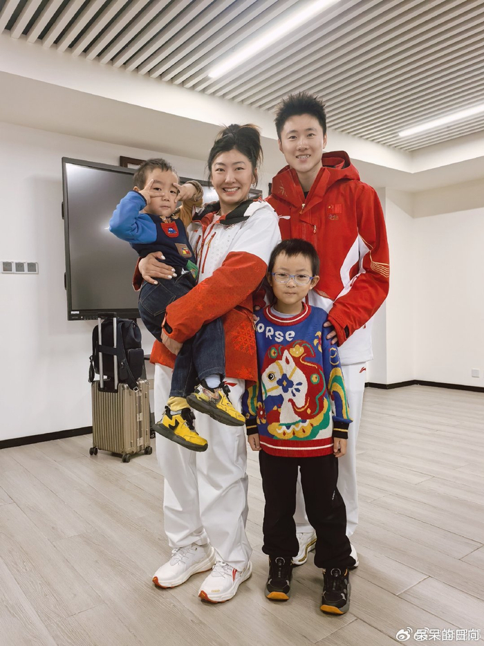 云体育入口-徐梦桃抱着的男孩是谁？妈妈是中国冬奥悲情英雄，爸爸是千万富豪|自由式滑雪|李妮娜|王心迪|中国队|AC米兰_新浪体育_新浪新闻